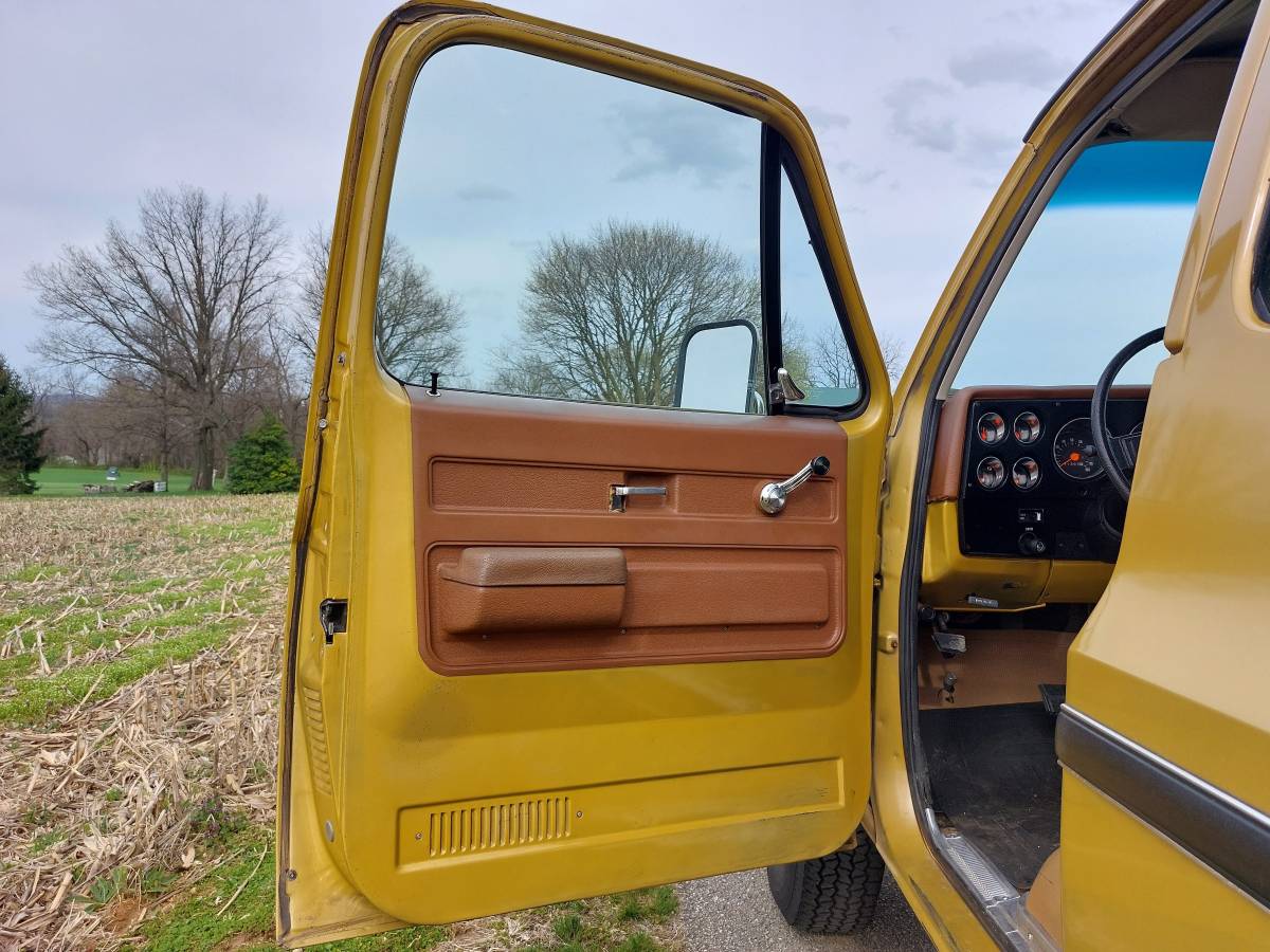 Chevrolet-suburban-1975-yellow-15