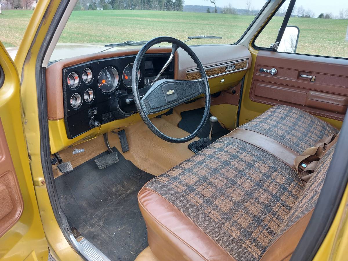 Chevrolet-suburban-1975-yellow-16
