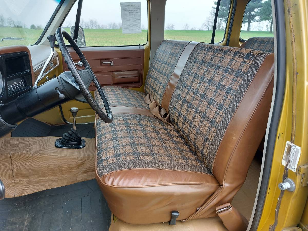 Chevrolet-suburban-1975-yellow-17