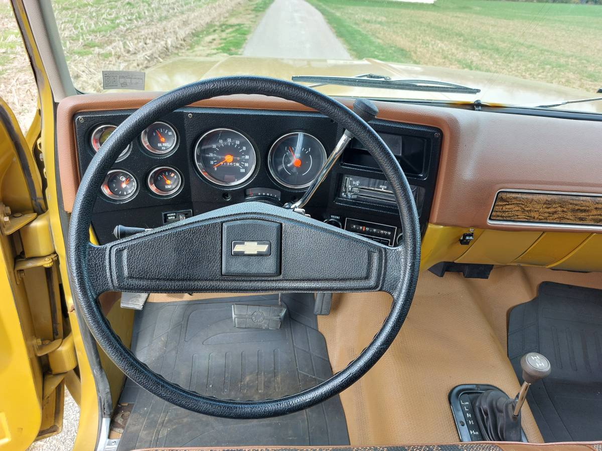 Chevrolet-suburban-1975-yellow-18