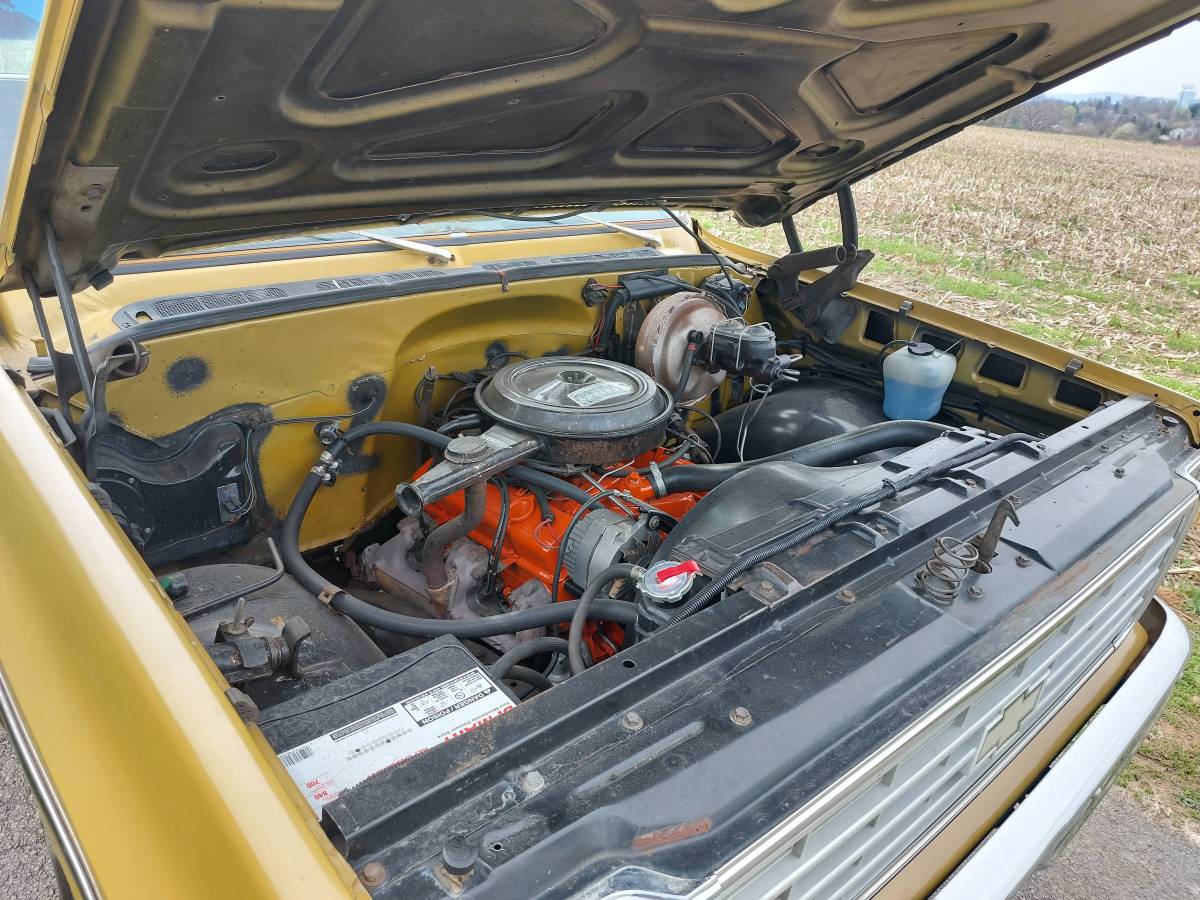 Chevrolet-suburban-1975-yellow-19
