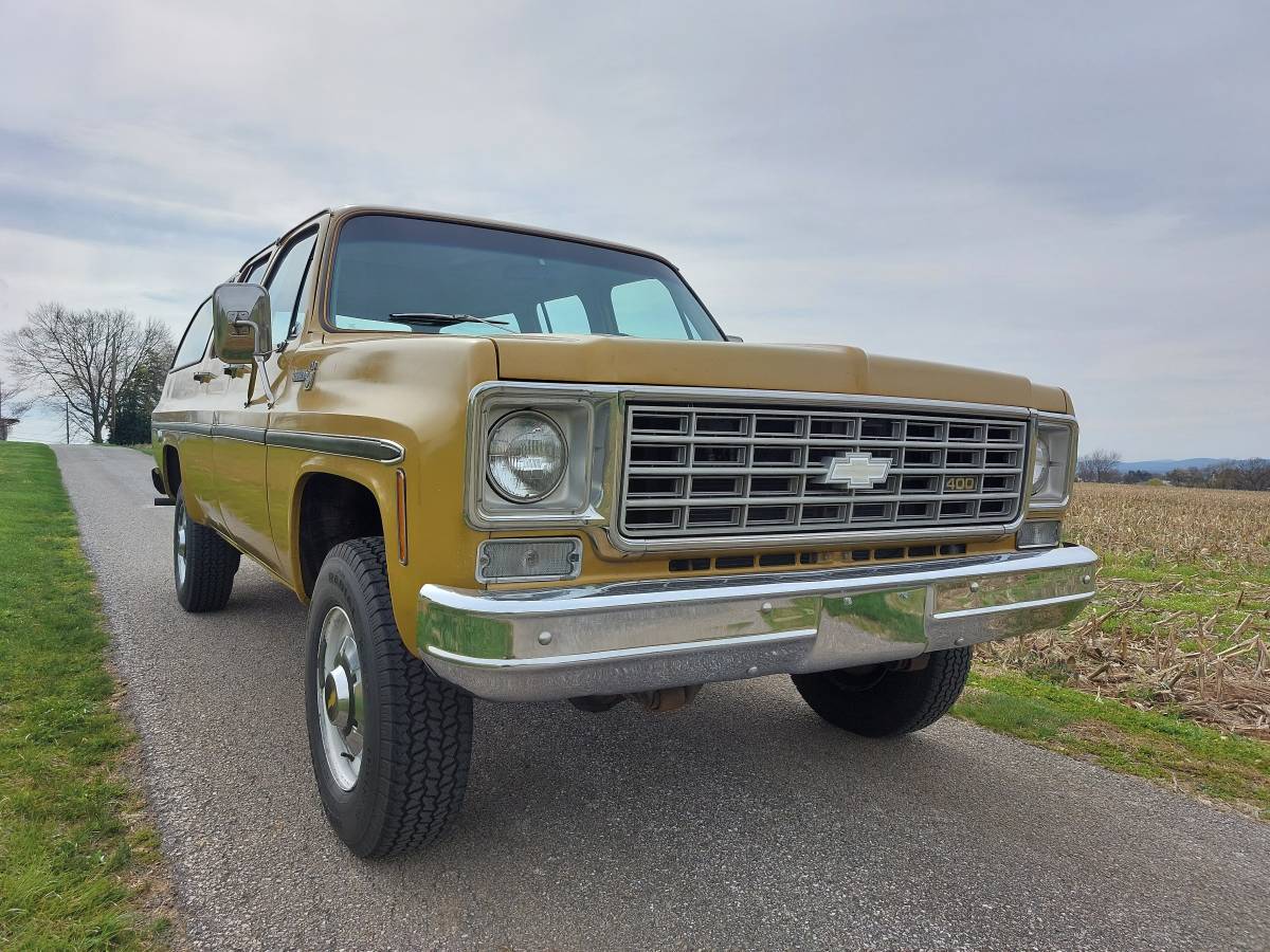 Chevrolet-suburban-1975-yellow-2