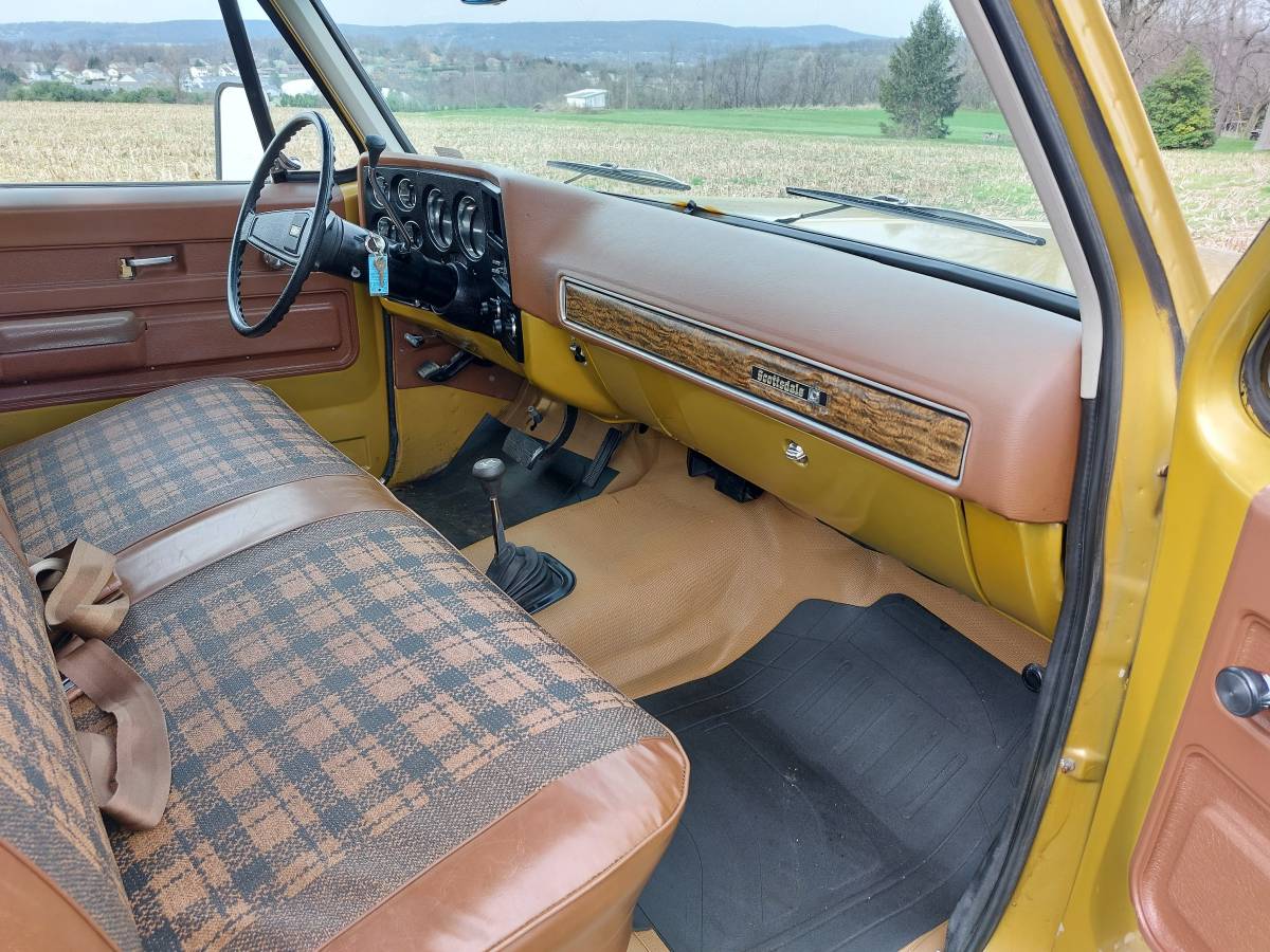 Chevrolet-suburban-1975-yellow-20