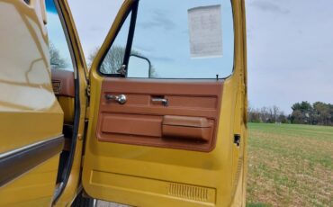 Chevrolet-suburban-1975-yellow-21