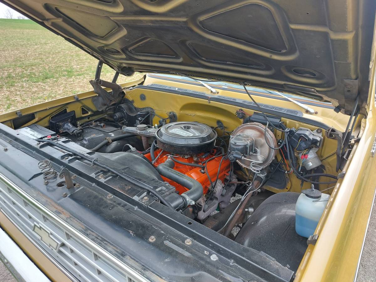Chevrolet-suburban-1975-yellow-22
