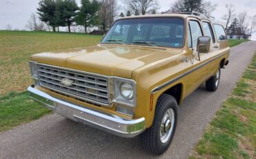 Chevrolet-suburban-1975-yellow