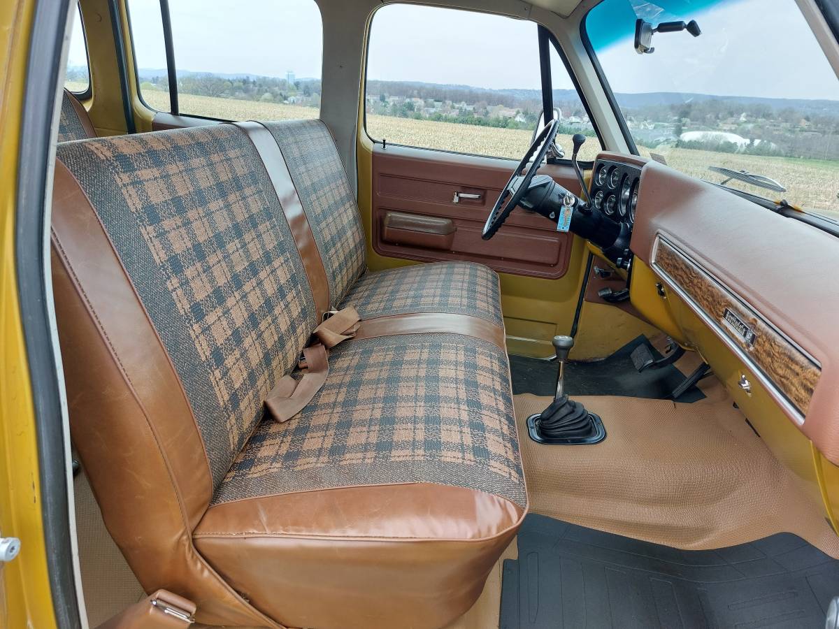Chevrolet-suburban-1975-yellow-4