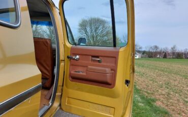 Chevrolet-suburban-1975-yellow-5