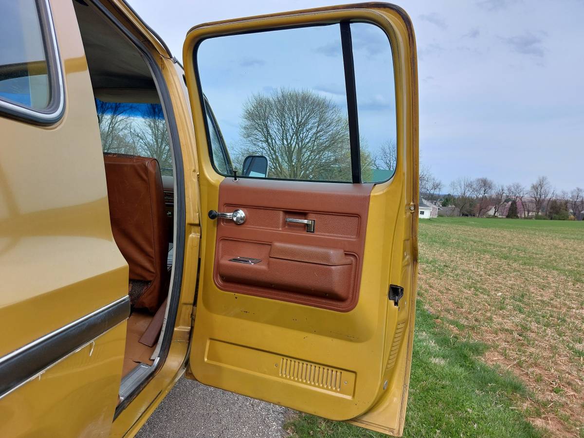 Chevrolet-suburban-1975-yellow-5
