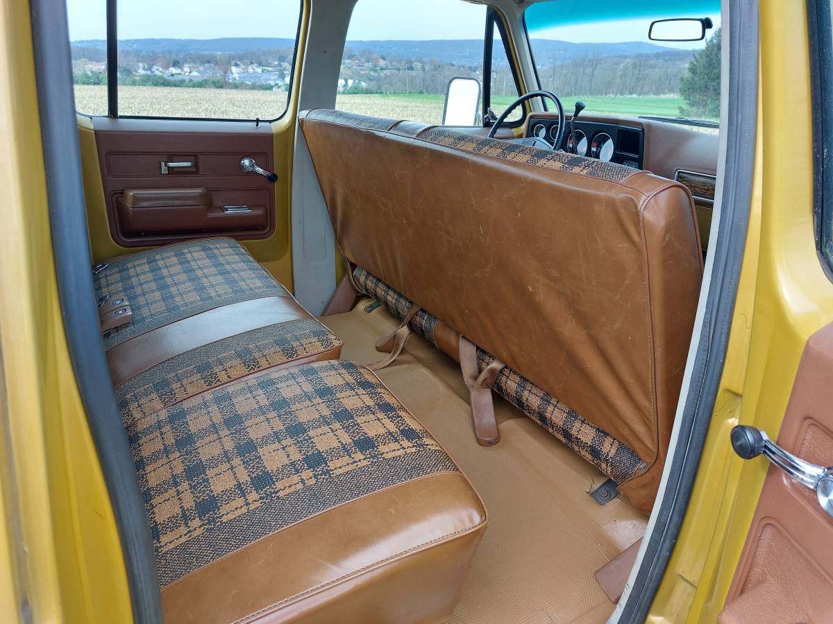 Chevrolet-suburban-1975-yellow-8