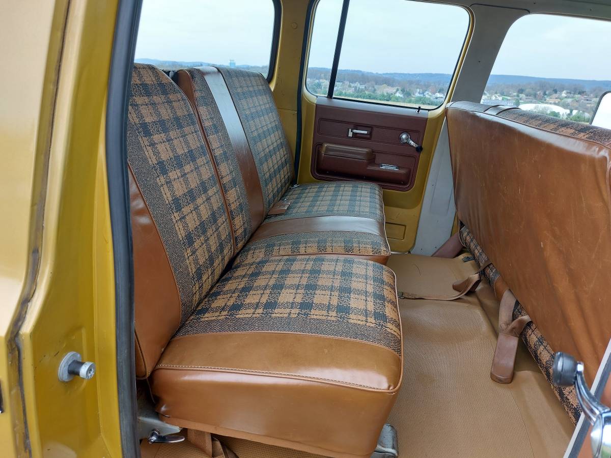 Chevrolet-suburban-1975-yellow-9