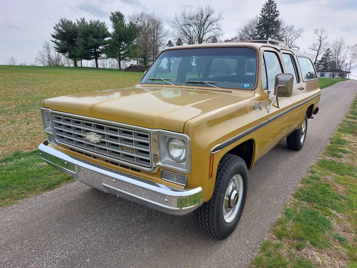 Chevrolet-suburban-1975-yellow