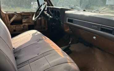Chevrolet-suburban-1981-11