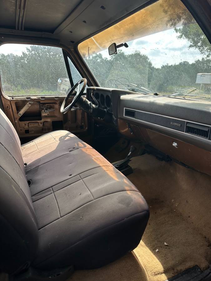 Chevrolet-suburban-1981-11