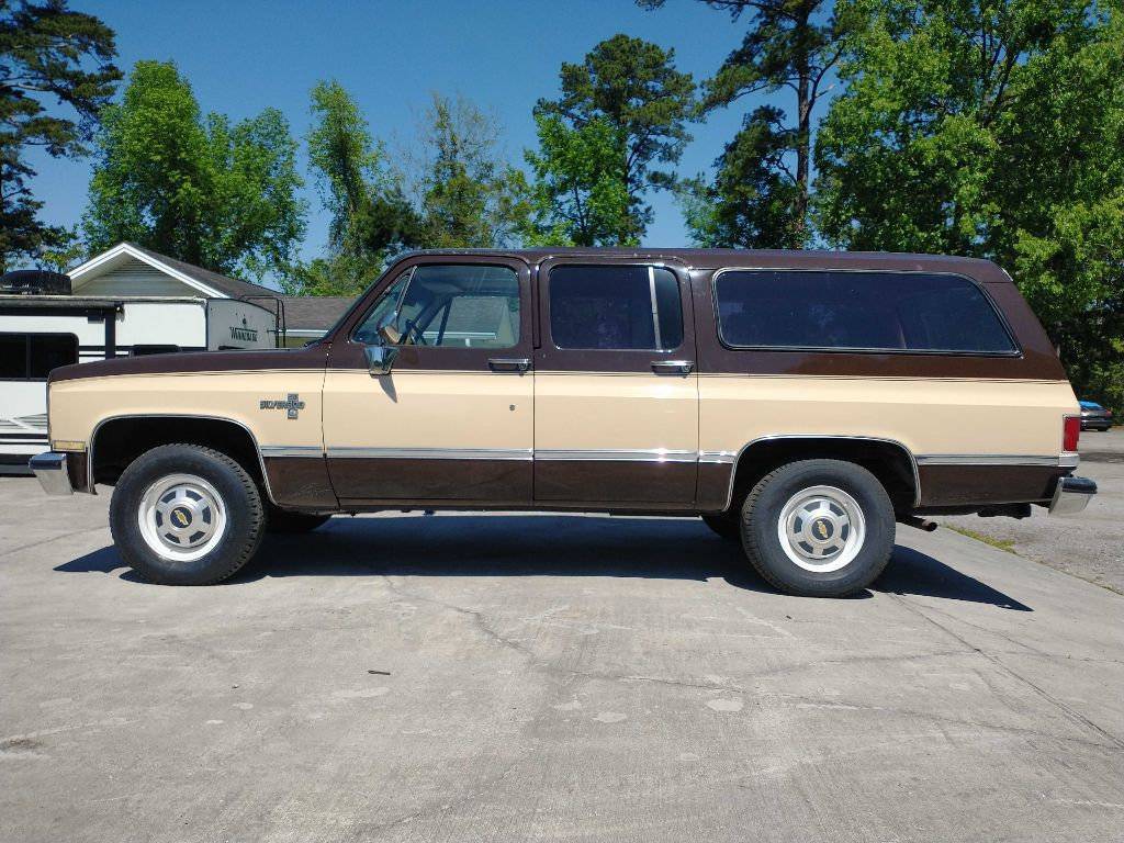 Chevrolet-suburban-1986-brown-1
