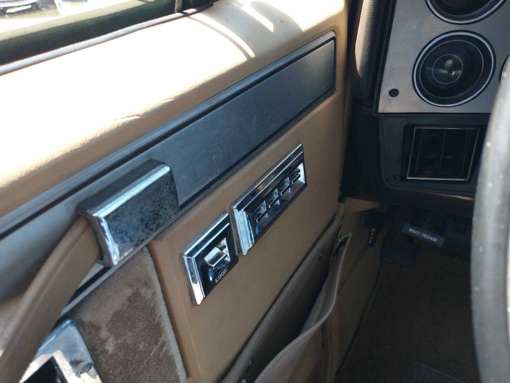 Chevrolet-suburban-1986-brown-14