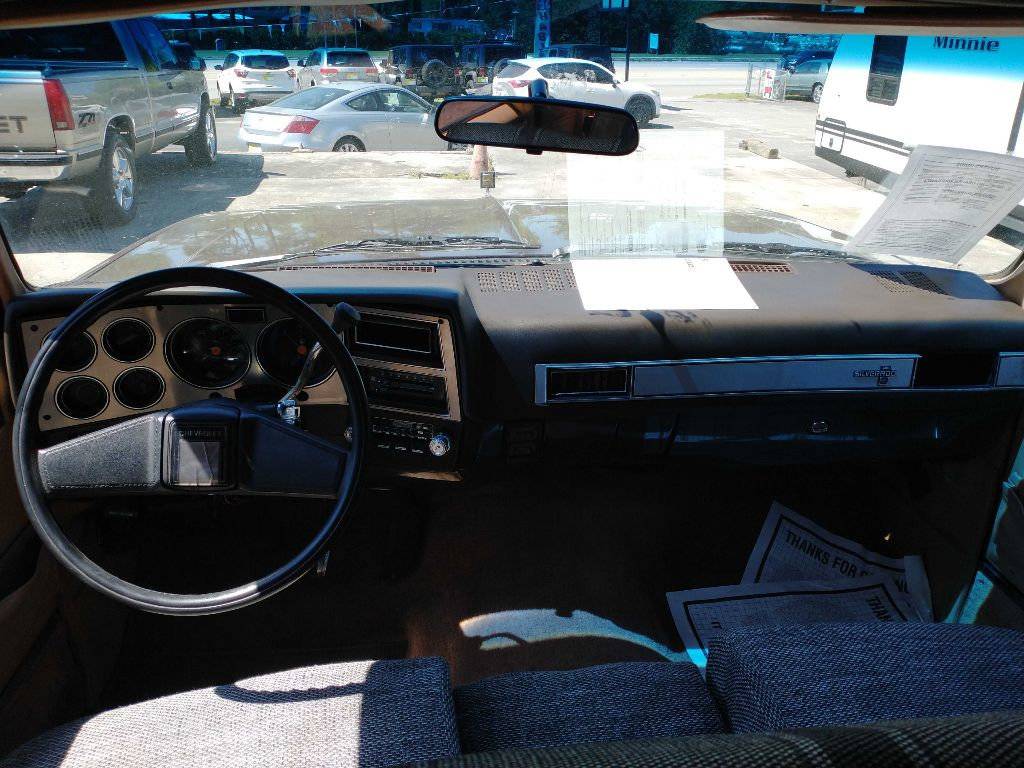 Chevrolet-suburban-1986-brown-8