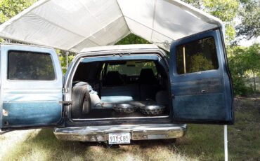 Chevrolet-suburban-1988-blue-1