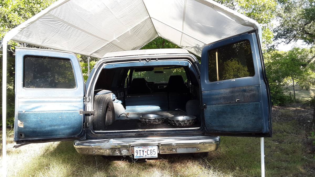 Chevrolet-suburban-1988-blue-1