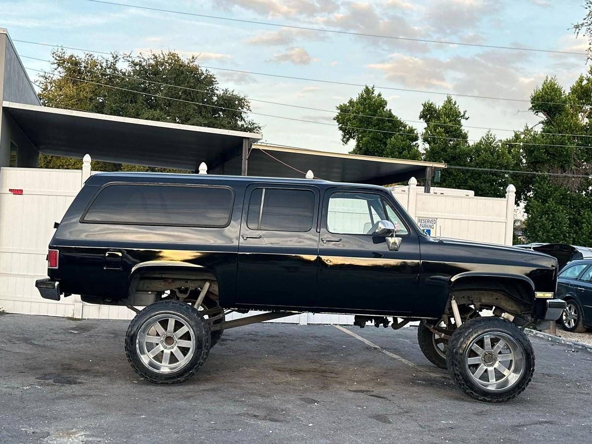 Chevrolet-suburban-1989-black-1