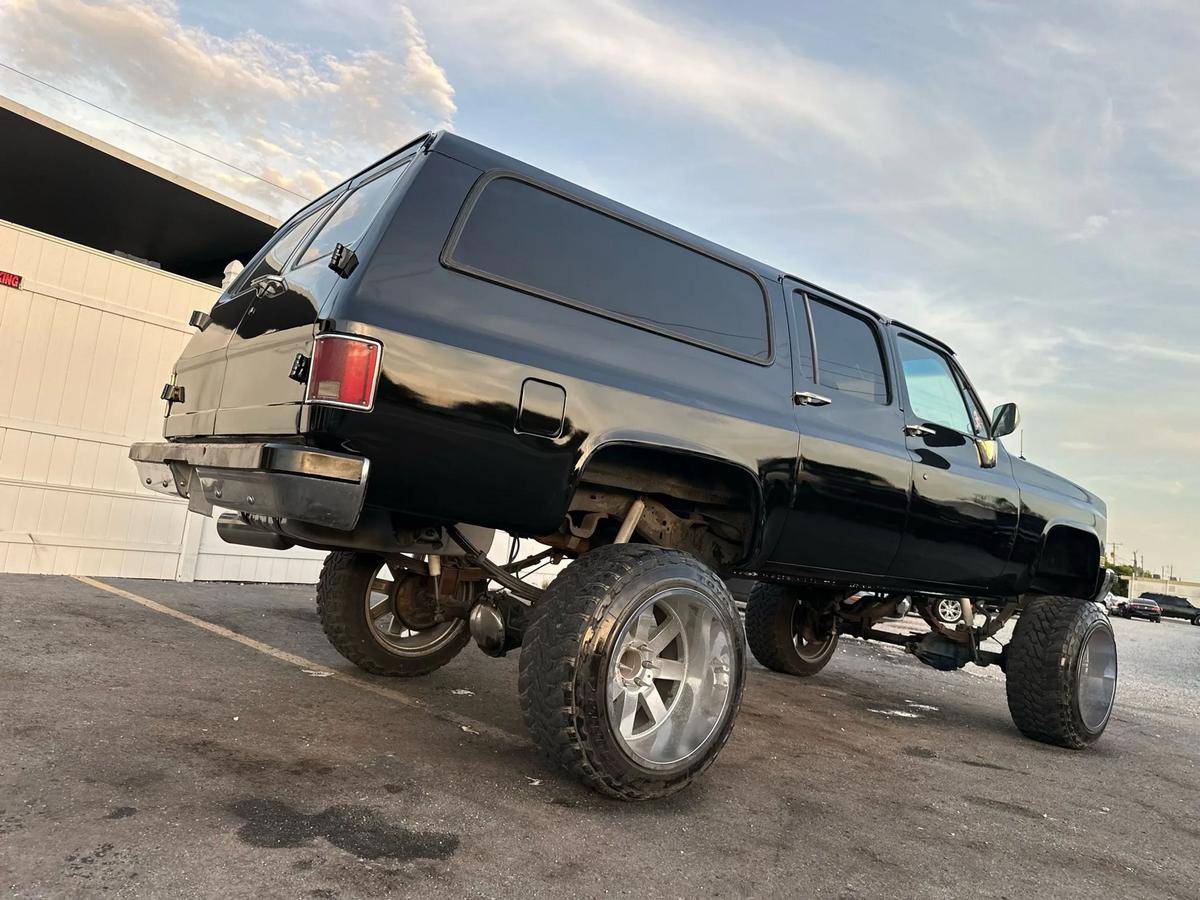 Chevrolet-suburban-1989-black-2