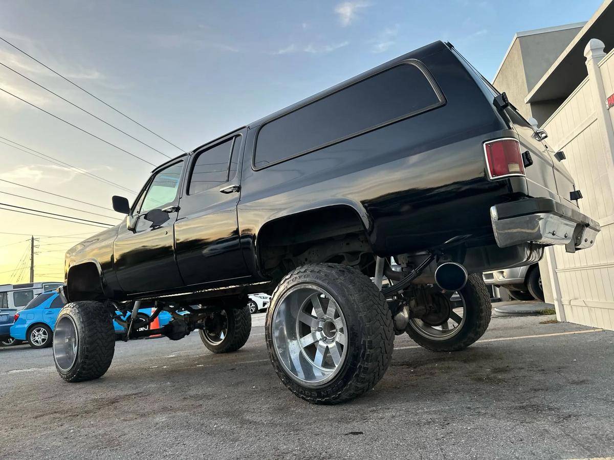 Chevrolet-suburban-1989-black-3