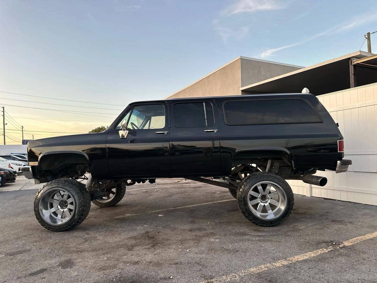 Chevrolet-suburban-1989-black-4