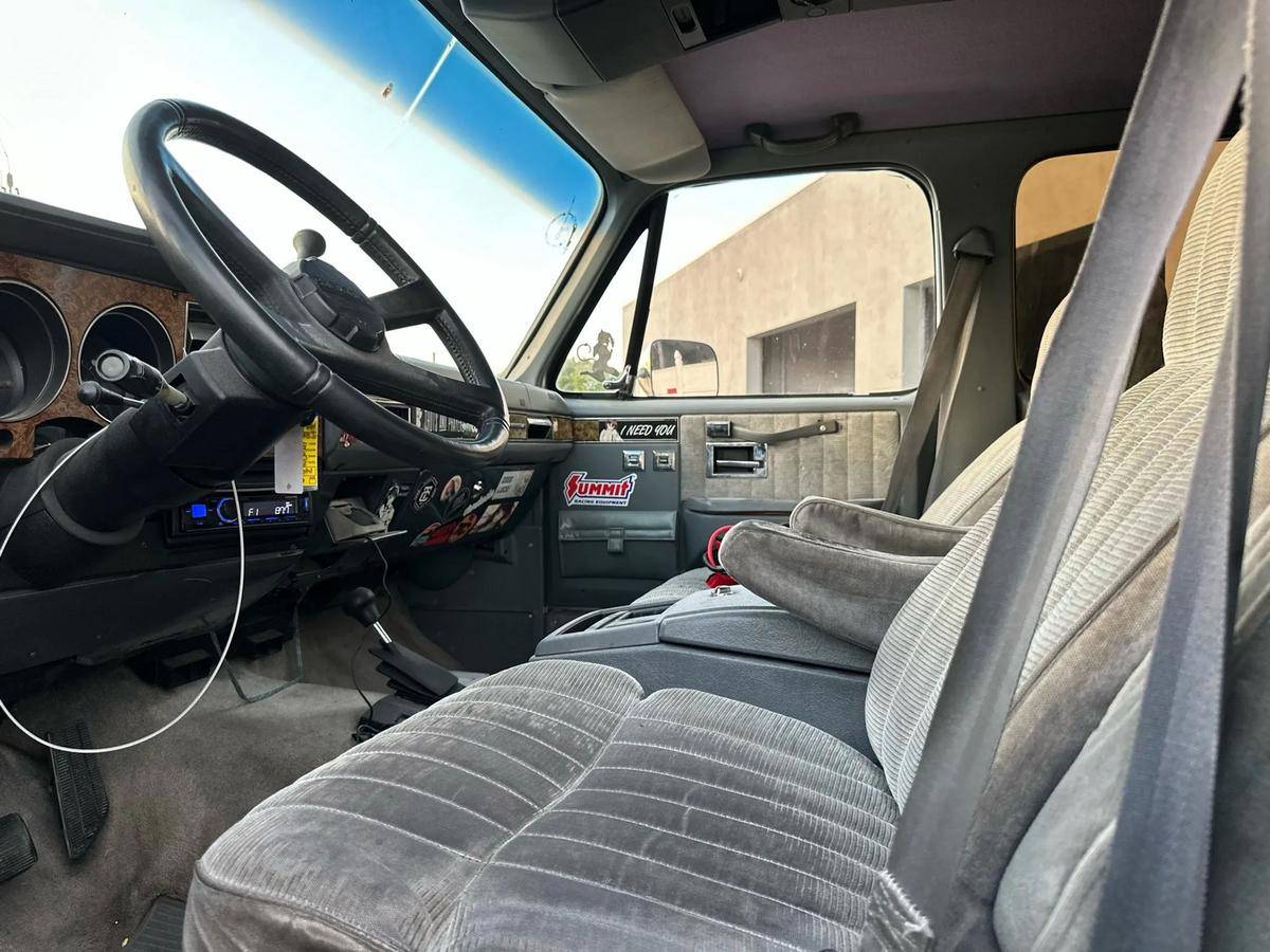 Chevrolet-suburban-1989-black-6