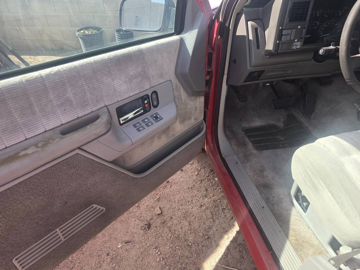 Chevrolet-suburban-1994-red-2