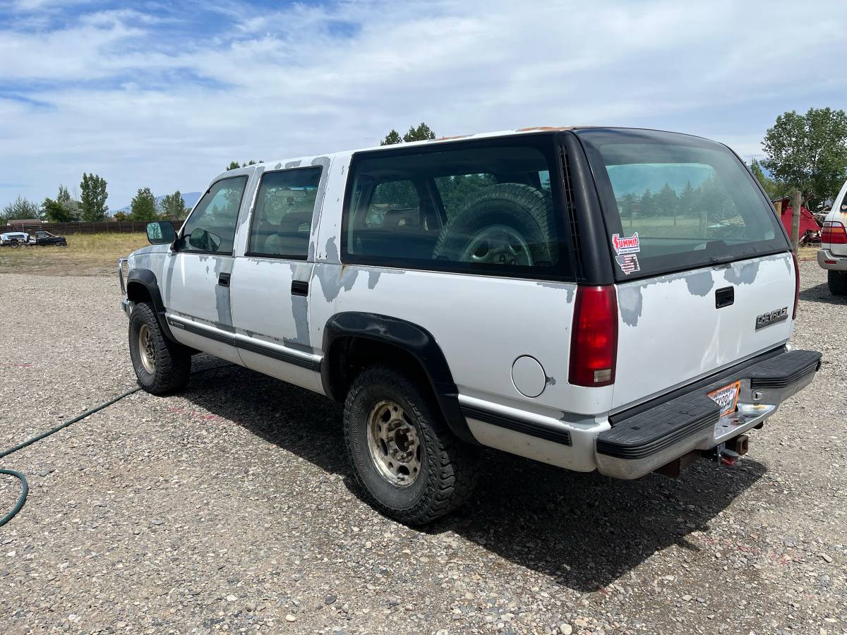 Chevrolet-suburban-2500-1993-white-3