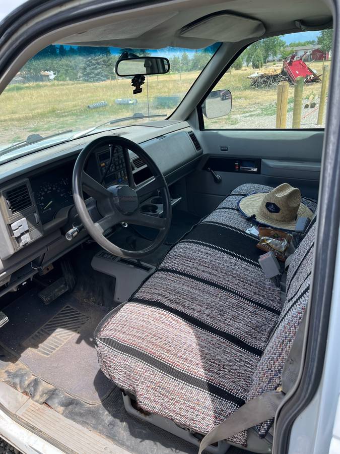 Chevrolet-suburban-2500-1993-white-4