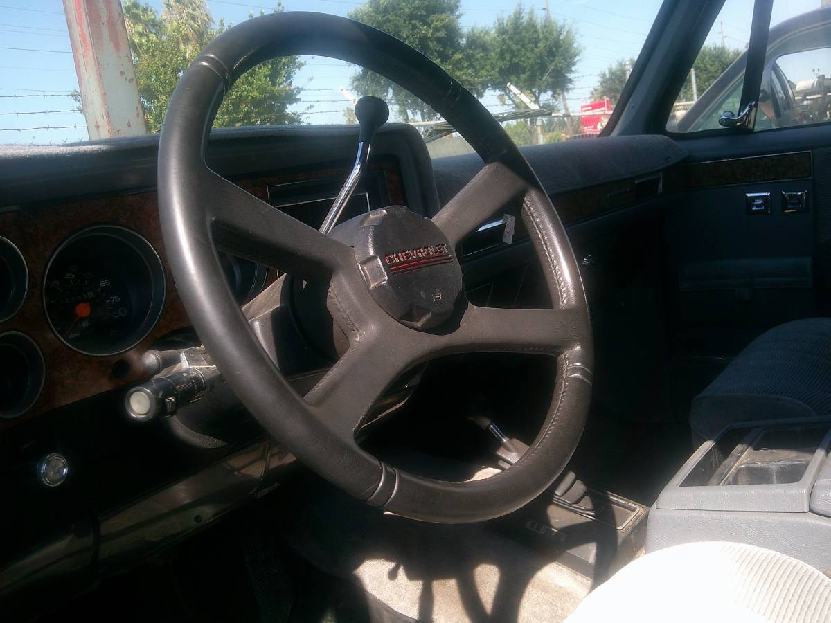 Chevrolet-suburban-34-ton-nominal-1989-green-6