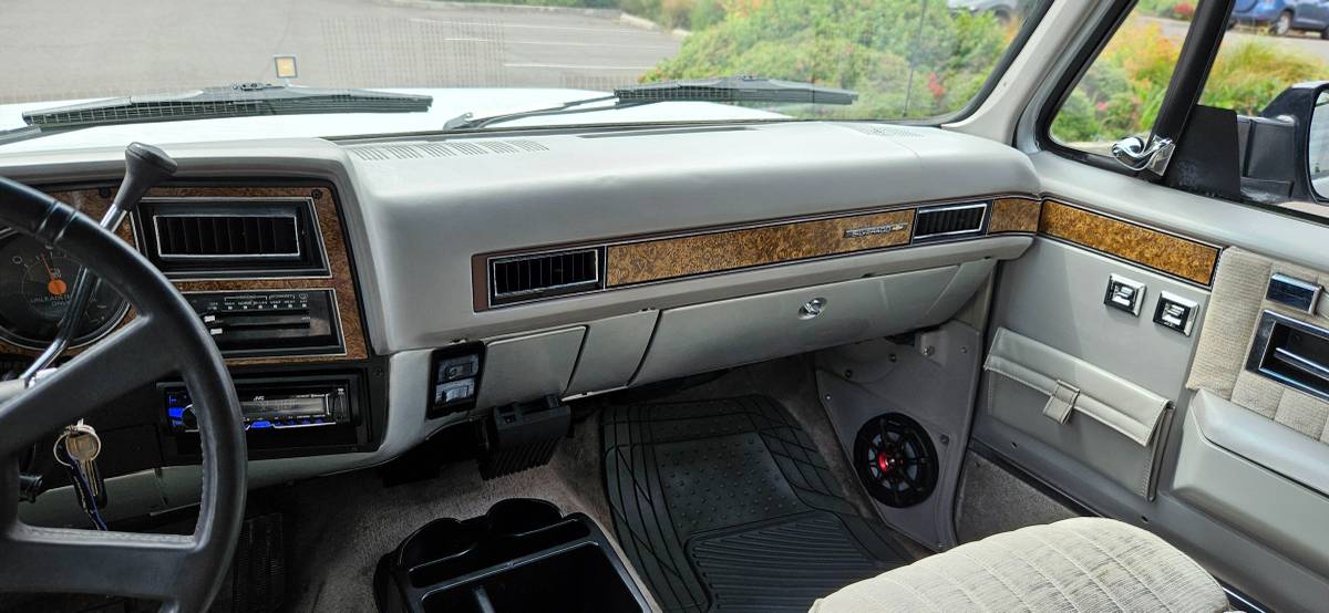 Chevrolet-suburban-34-ton-nominal-1991-silver-16