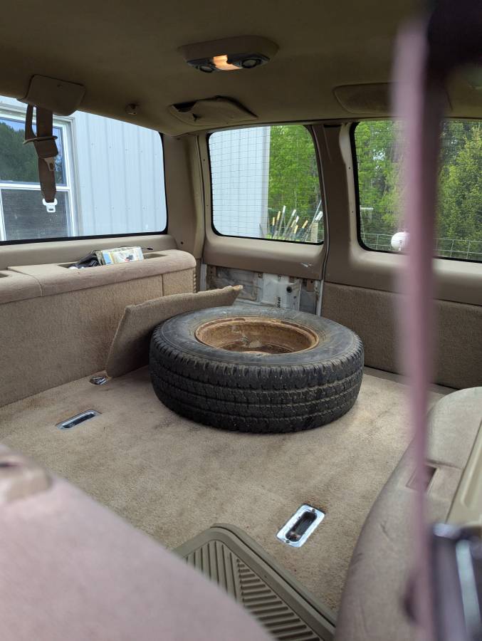 Chevrolet-suburban-34-ton-nominal-diesel-1995-white-3