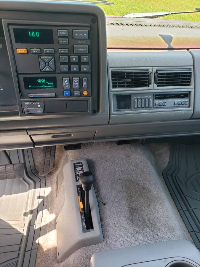 Chevrolet-suburban-k1500-1994-red-17