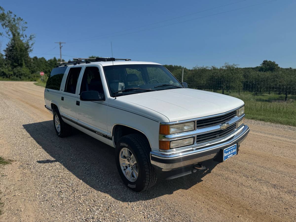 Chevrolet-suburban-lt-1995-white-1