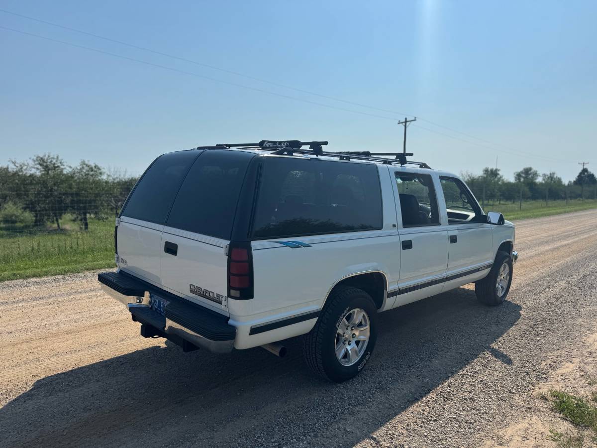 Chevrolet-suburban-lt-1995-white-3