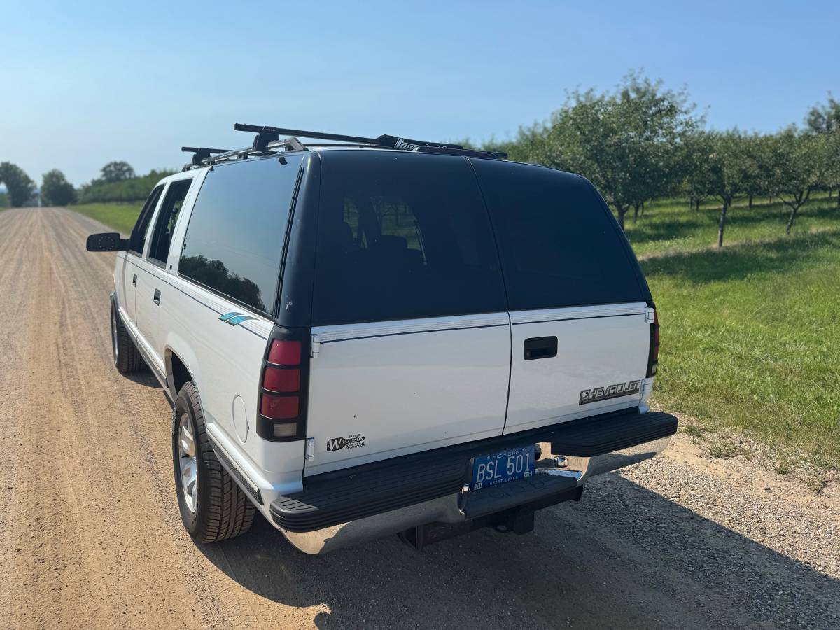 Chevrolet-suburban-lt-1995-white-4