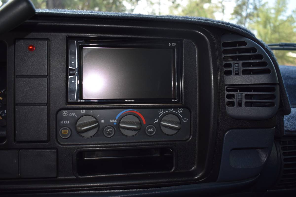 Chevrolet-tahoe-12-ton-nominal-1995-16