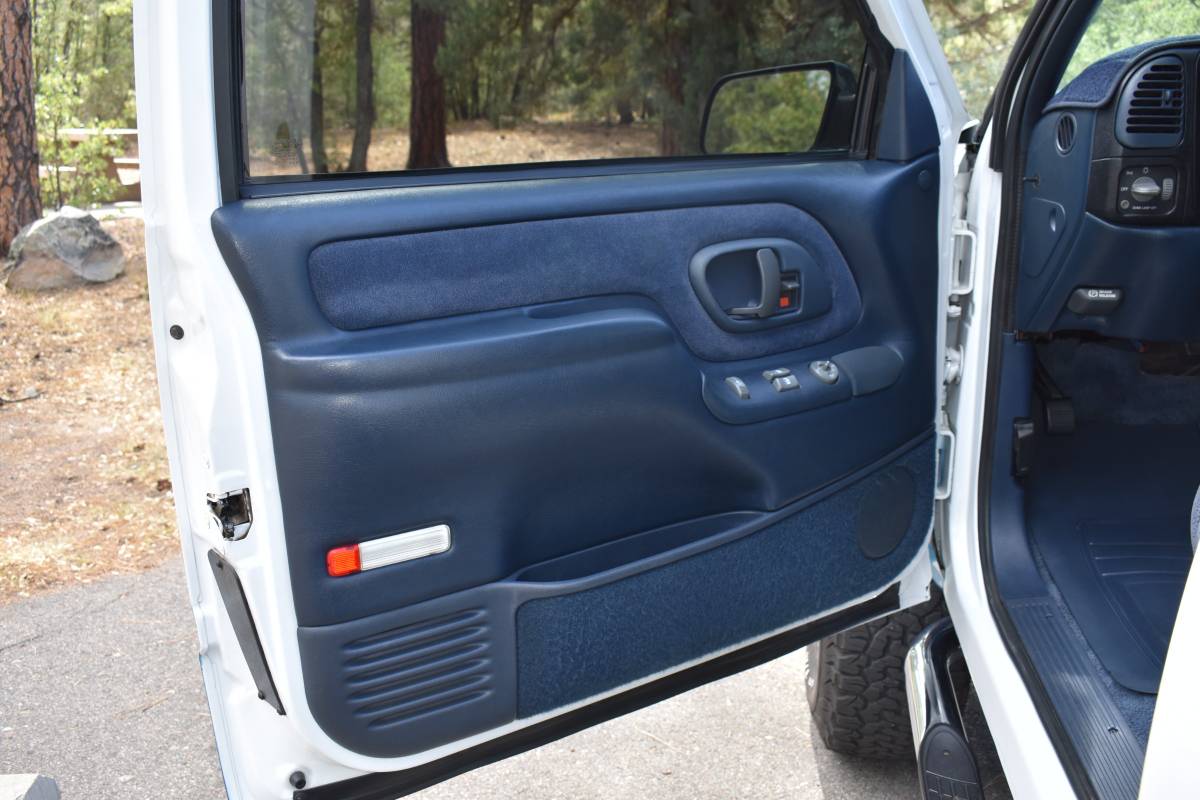 Chevrolet-tahoe-12-ton-nominal-1995-7
