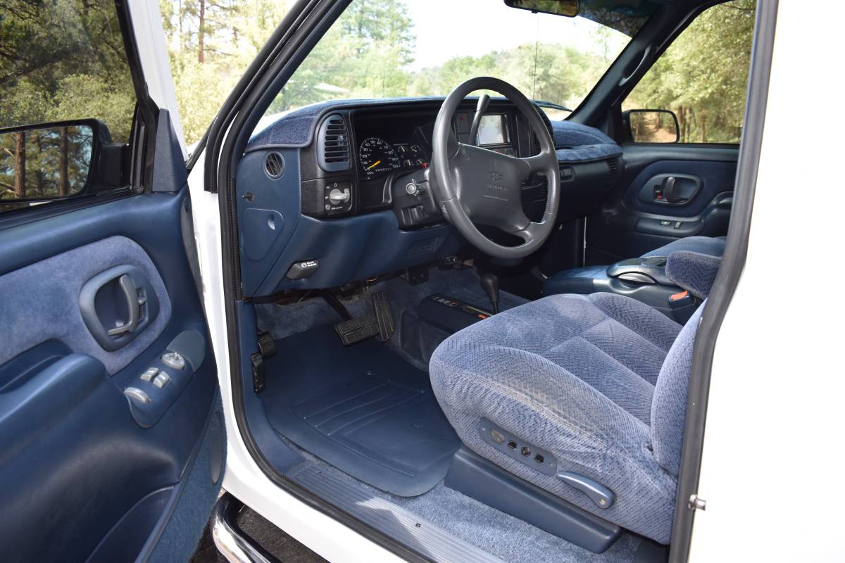 Chevrolet-tahoe-12-ton-nominal-1995-9