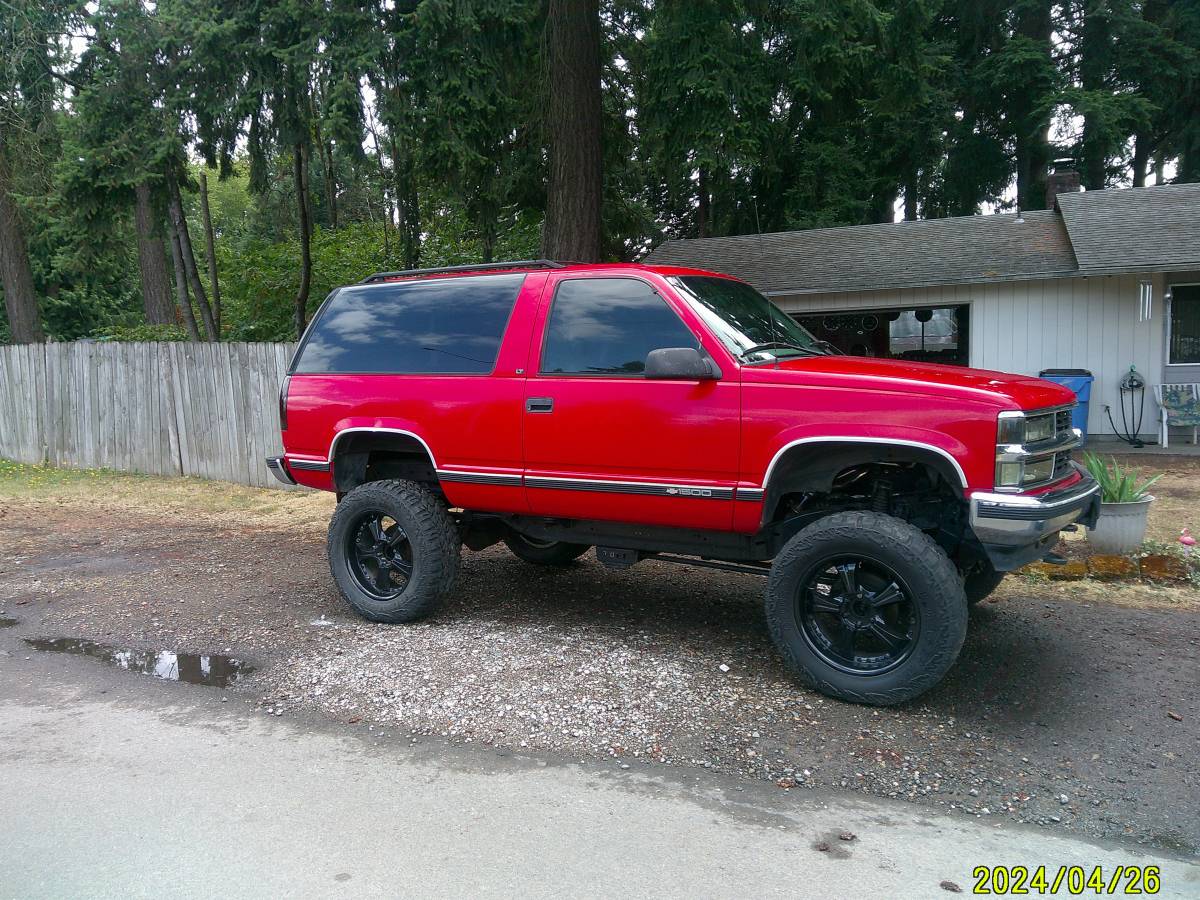 Chevrolet-tahoe-1995-red-1