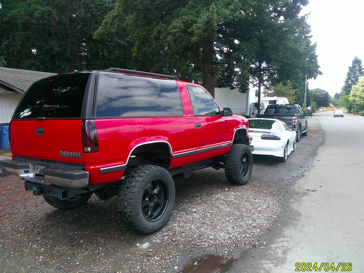 Chevrolet-tahoe-1995-red-2