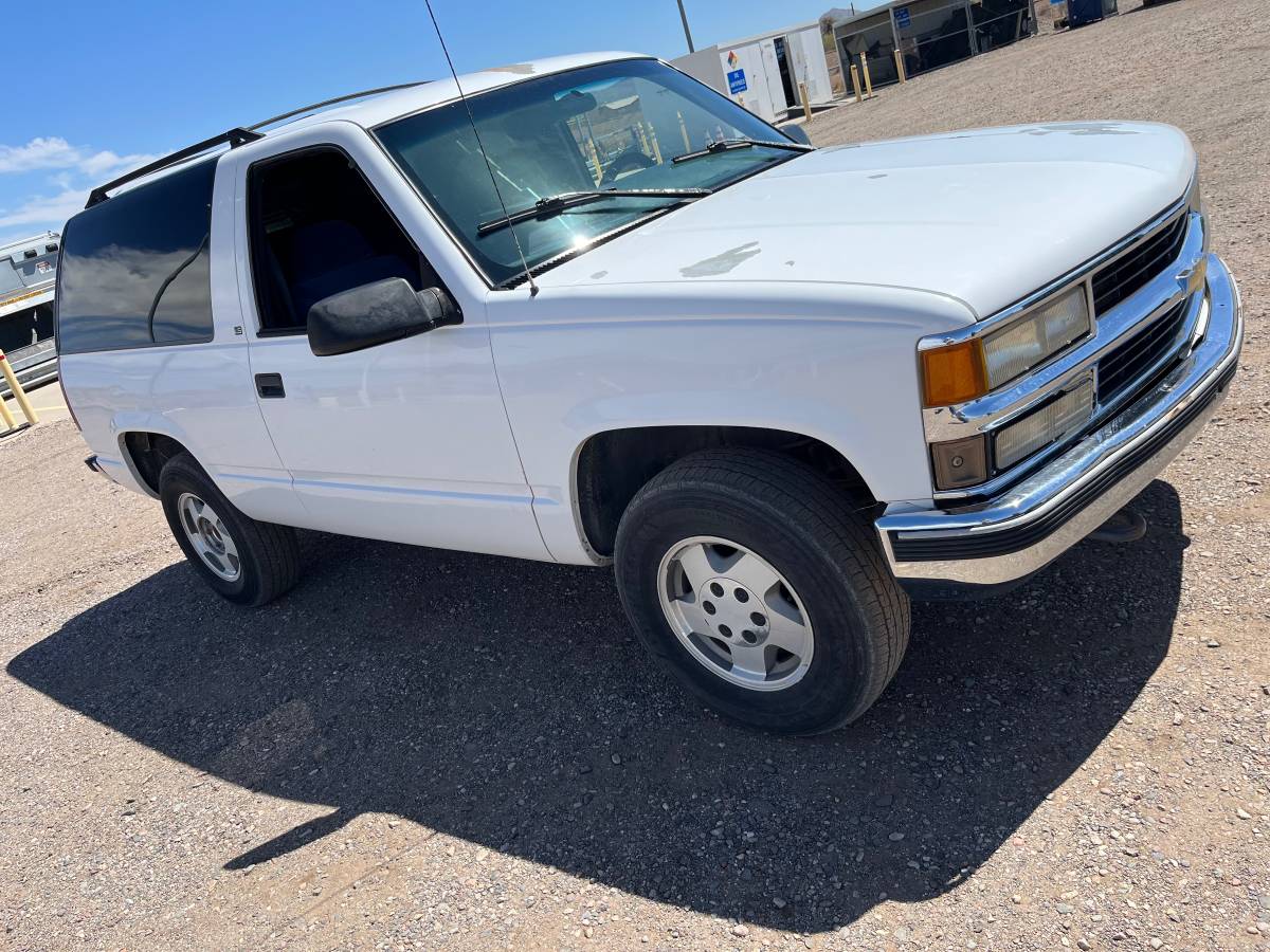 Chevrolet-tahoe-1995-white