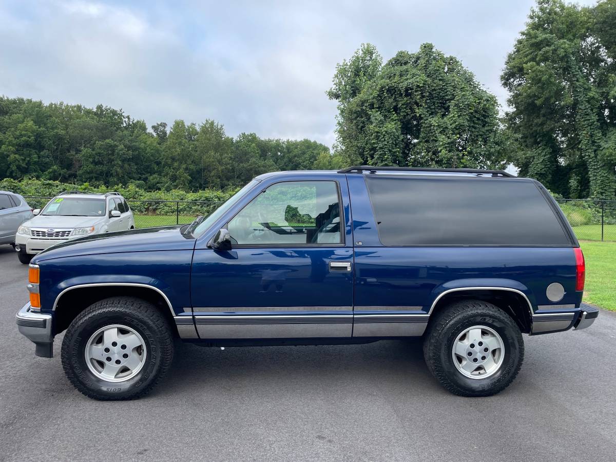 Chevrolet-tahoe-2-door-1995-red-1