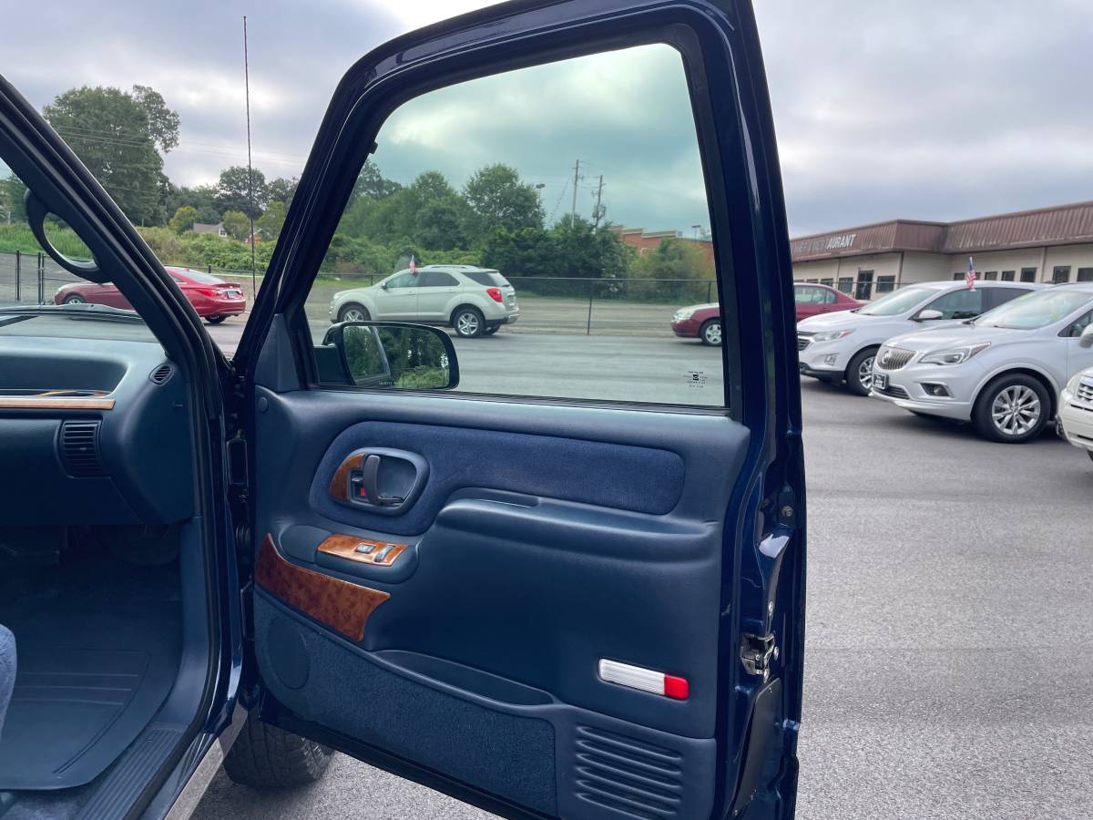 Chevrolet-tahoe-2-door-1995-red-11