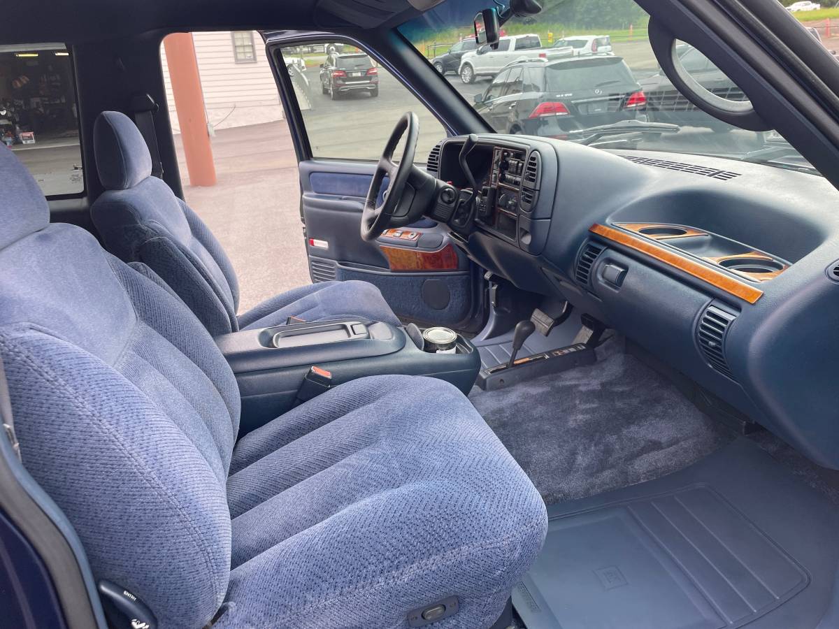 Chevrolet-tahoe-2-door-1995-red-12