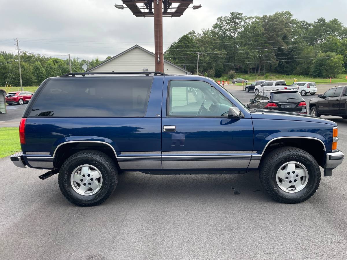 Chevrolet-tahoe-2-door-1995-red-8