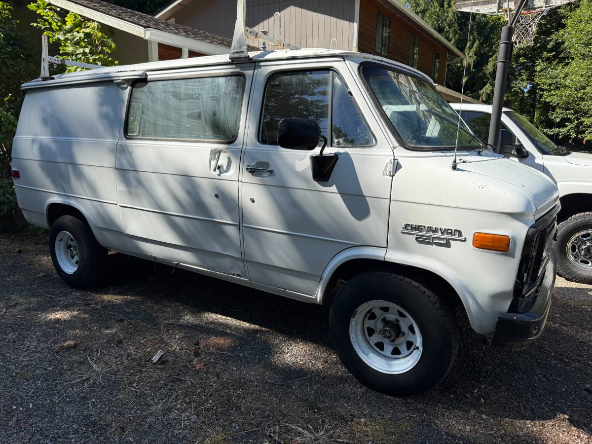 Chevrolet-van-1988-white-1