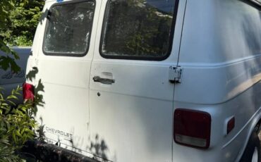Chevrolet-van-1988-white-2